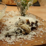 東 - ＊牡蠣（いろは島）と蒸し鮑。 いろは島の牡蠣は小ぶりですが美味しいのです。鮑も柔らかく蒸され好み。