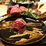 東 - ◆船小屋牛（筑後市 幻のブランド 牛）のイチボを鮨仕立てで、キャラメルソース添え 手に入りずらい貴重なお肉だそう。噛むと旨みが口の中に溢れます。