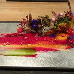 東 - ◆前回までは「鮎」でしたが、今回は「呼子のメバル」が出されました、 ビーツ（赤）と人参（黄）と抹茶塩・ほうれん草（緑）のソース添え。