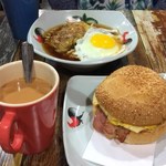 The Farm Cafe - 料理写真:煙肉芝士蛋包、雙拼出前一丁（雞扒・煎蛋）、奶茶