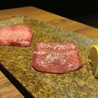 焼肉 うしみつ 恵比寿本店 - 〜うしみつ犇コース〜5,980円【タン焼】 雪室熟成スノーエイジングタンの食べ比 →新潟の雪の下に30日間熟成したお肉です。