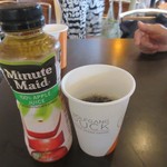 WOLFGANG PUCK Express - 注文が終ったらカップを貰ってジュースバーからそれぞれ好きな飲み物をテーブルに運んで来ました。
      