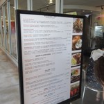 WOLFGANG PUCK Express - 入口には日本語のメニューも掲げてあったので気軽に利用出来ました。