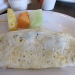 WOLFGANG PUCK Express - 私の頼んだマッシュルームとほうれん草のオムレツにはフルーツが添えらえてました。