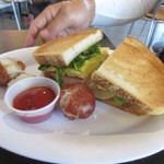 WOLFGANG PUCK Express - 
            もう一人の友人はブレックファストサンドイッチ。