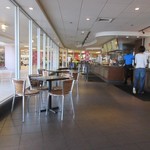 WOLFGANG PUCK Express - カラカウア通りに面したホテルの一階にあるお店はテラス席も用意してあり開放的な雰囲気の店内になってます。