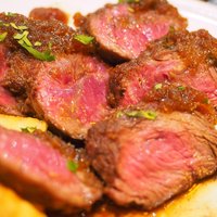 ビストロ クレスタ 麻布十番 - 牛ハラミのステーキ オニオンソース(200g) 1500円