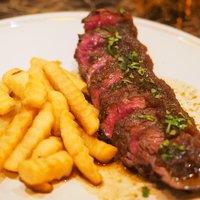 ビストロ クレスタ 麻布十番 - 牛ハラミのステーキ オニオンソース(200g) 1500円