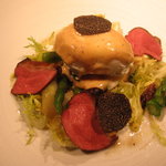 前菜：ポーチエッグと軽く燻製をかけた鳩胸肉ナッツのソースヴァンジョーンヌの香り