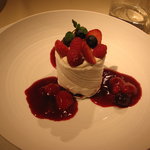 レストランひらまつ 広尾 - 木苺風味のビスキュイ