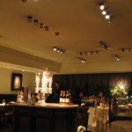 レストランひらまつ 広尾 - スポットを効果的に使った店内