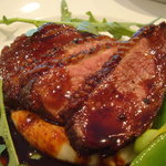 鴨胸肉のロースト　赤ワインソース。