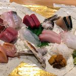 和彩厨房 KATURA - お造り盛り合わせ
            シマアジ、本鮪、トリ貝、サワラ炙り
            ヨコワ、ふぐ、鰤、真鯛
            赤貝、子持ちのシャコ、剣先イカ、ウニ