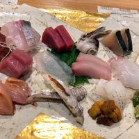 和彩厨房 KATURA - お造り盛り合わせ
                シマアジ、本鮪、トリ貝、サワラ炙り
                ヨコワ、ふぐ、鰤、真鯛
                赤貝、子持ちのシャコ、剣先イカ、ウニ