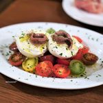 Enoteca Vita - イタリア　プーリア産ブラータとシチリア産アンチョビ カラフルな数種類のトマトと共に