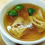 自家製麺 くろ松 - 白醤油のつけ汁  すだち  浮いてます  ワンタン入ってます