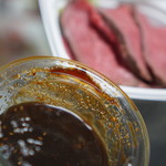 ノナカ デリカ - ローストビーフには濃厚なソース♪