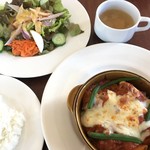 ロイヤルホスト - 日替りサンシャインランチ（水・木）　ロースハムと玉子のサラダ　＋　若鶏のオーブン焼き　～トマトソース＆チーズ～　サラダ・スープ付（ハーフバケットをライスに変更）　９５０円　(2017/12)