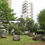 ラ・ブラスリー - (3)綺麗な庭を歩いてお店へ向かいます。