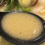 自家製麺 製麺王 - 豚骨ラーメンスープUP やや黄色いネ