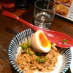 らーめん 鶏喰 - 味玉半分をトレード