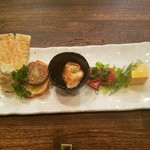 鉄板焼さくら - 前菜盛り合わせ　左からポテサラ、レバパテ、焼きごま豆腐、赤こんにゃく、人参豆腐