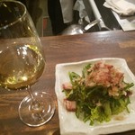 鉄板焼さくら - 白ワインとダシサラダ