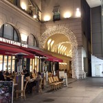 アニヴェルセル カフェ - 夜の外観