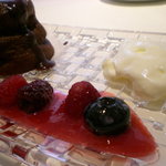 ドルチェ ポンテベッキオ - 焼きたてチョコレートスフレ　いろいろなベリーとマスカルポーネムースを添えて