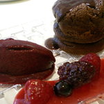 ドルチェ ポンテベッキオ - 焼きたてチョコレートスフレ　いろいろなベリーとマスカルポーネムースを添えて