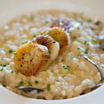 Bistro East  - まだ21日ですがクリスマスメニューということで、スープとこのリゾットとパンだけで248HKD（約3700円）でした。まあホタテのソテーが４つドカンと乗っていたので良しとするかー