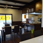 幸めん - 店内。カウンターもあります