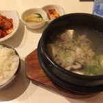 まだん - 「ソルロンタン」！
深い味わいのキムチ、おかず二種とご飯付き。
メインは豆腐入り、なかなかに具沢山です。