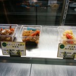 Veg.yard - ショーケース（残り少ないお惣菜）