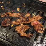 大衆焼肉ヒノモト - 松阪カルビ焼いてます