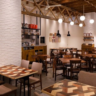 北欧風のインテリアで統一された店内はナチュラルな空間