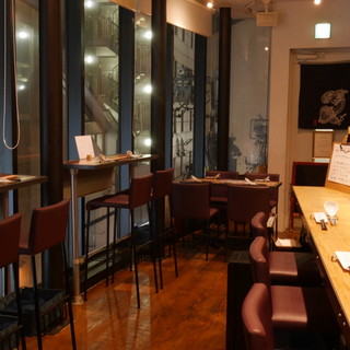 ◆カウンター席◆中華料理店では珍しい！オープンキッチンを採用したバル♪