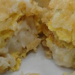 手打うどん 三徳 - 割ってみました　※中からホワイトソースが・・・