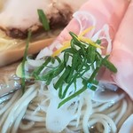 らーめん専門 うしおととり - 高知県産の果汁に加えて柚子の皮が盛り付られています