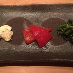 串揚げ 依知川 - 前菜（クリームチーズの味噌漬け + 赤パプリカの酒盗ソース漬け + ほうれん草の胡麻和え）