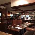 ル　ビストロ - ワインカーブのような店内