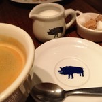 ル　ビストロ - ソーサーにも豚の絵。憎らしい顔だな？^o^