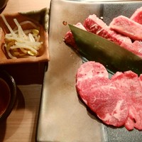 薩摩 牛の蔵 吉祥寺店 - 器が立派で写真映えはするんですけどね。