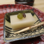 青山　仁 - 白餡の水羊羹