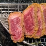 ヨコハマ牛カツ 黒船 - 牛ロースカツの断面