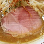 東京味噌らーめん 鶉 - チャーシューは肩ロース辺りでレア感のある仕上がり