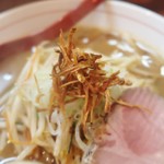 東京味噌らーめん 鶉 - 揚げた牛蒡はそのままでも麺やスープといただいてもイイ感じでした！