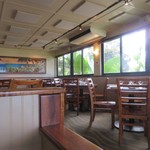 Haleiwa Joe’s Seafood Grill - ビーチを眺める事の出来る店内にはテラス席も設けられた開放的な雰囲気になってました。
      