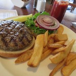Haleiwa Joe’s Seafood Grill - ハンバーガー13,75＄。
            
            ハーフポンドの100％ビーフパティを使ったこの店自慢のはンバーガーです。
            
