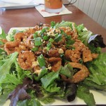 Haleiwa Joe’s Seafood Grill - サラダ7.95＄にはオレンジと生姜のドレッシングがかけられ揚げられたシュリンプがトッピングされてました。
            